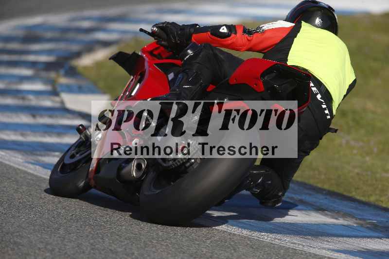 /Archiv-2024/02 29.01.-02.02.2024 Moto Center Thun Jerez/Gruppe rot-red/backside